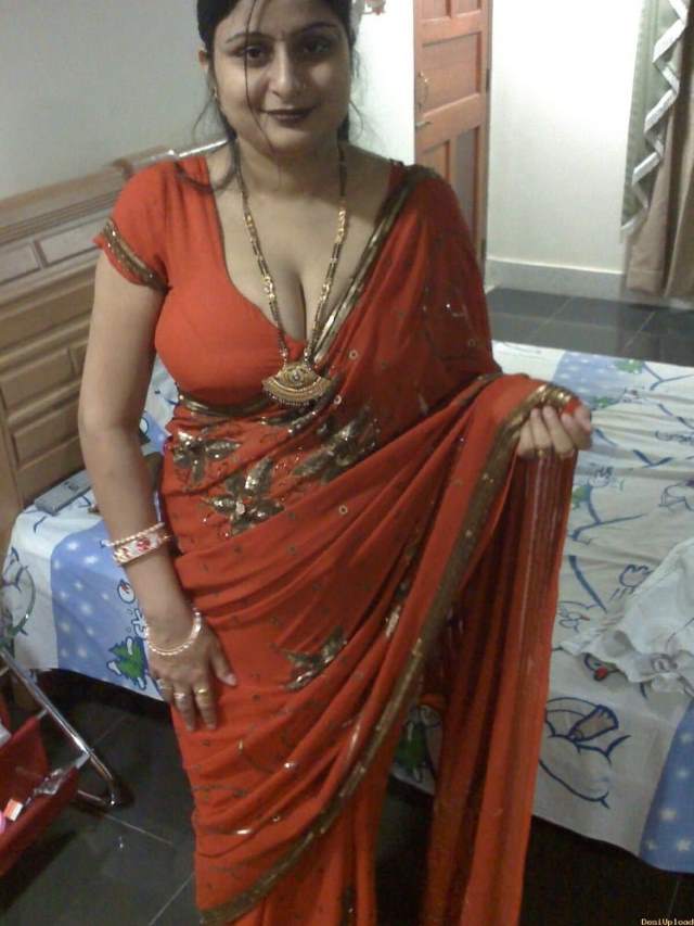 saree me sexy indian aunty big cleavage