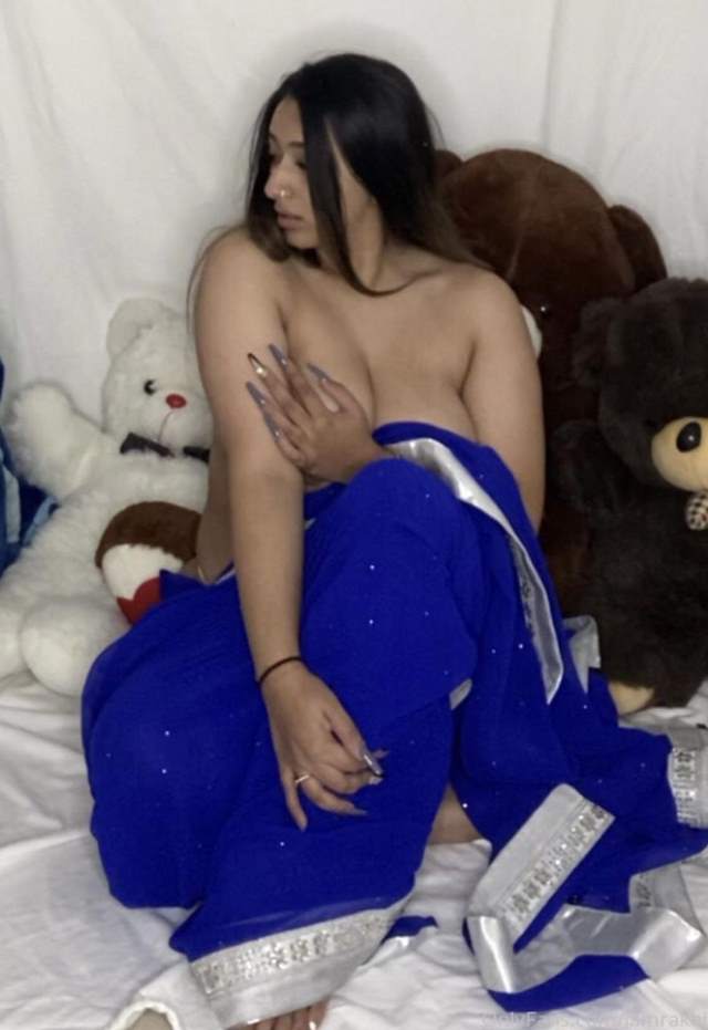 sexy big boob wali aunty bed me baithi
