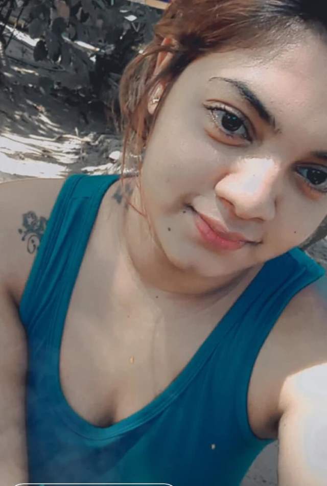 sexy cute teen cleavage dikha rahi hai