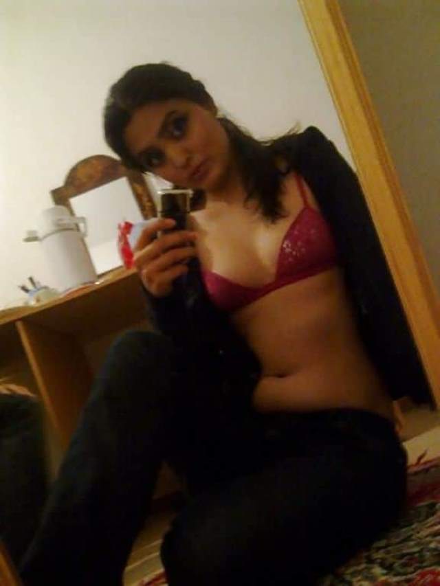 sexy girl horny mood me khud ki selfie leti