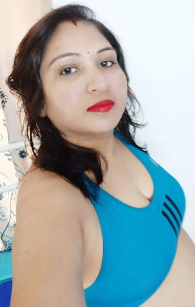 sexy indian bhabhi chudai ke mood me photos