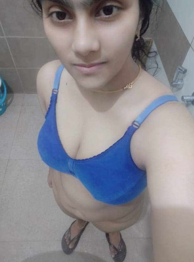 sexy indian girl ki very sexy cute blue bra me selfie