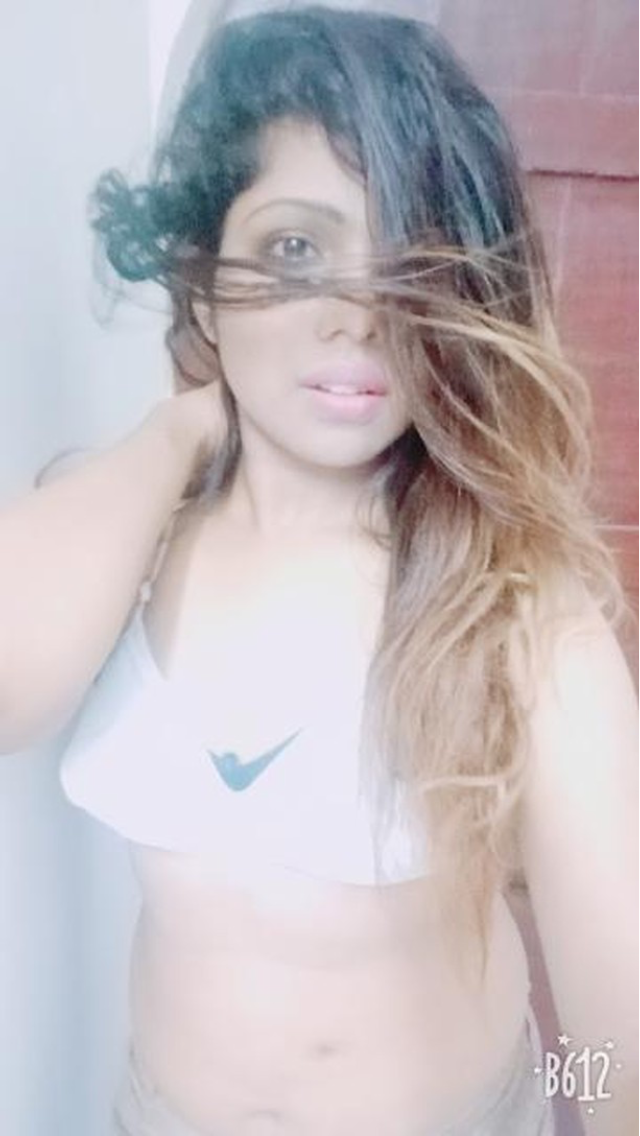 sexy indian girl ki white bra me pic