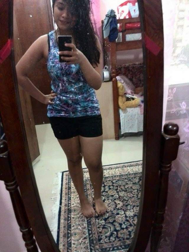 shorts me apni sexy legs ki selfie leti sexy babe