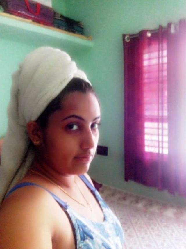 shower lene ke baad bra me indian aunty ki pic