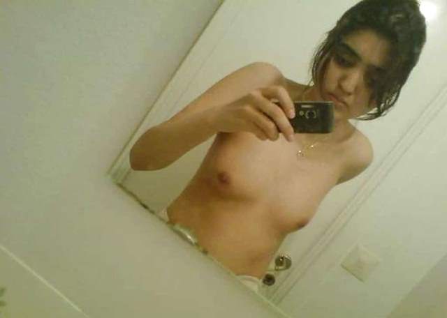 shower lene se pahle nude selfie