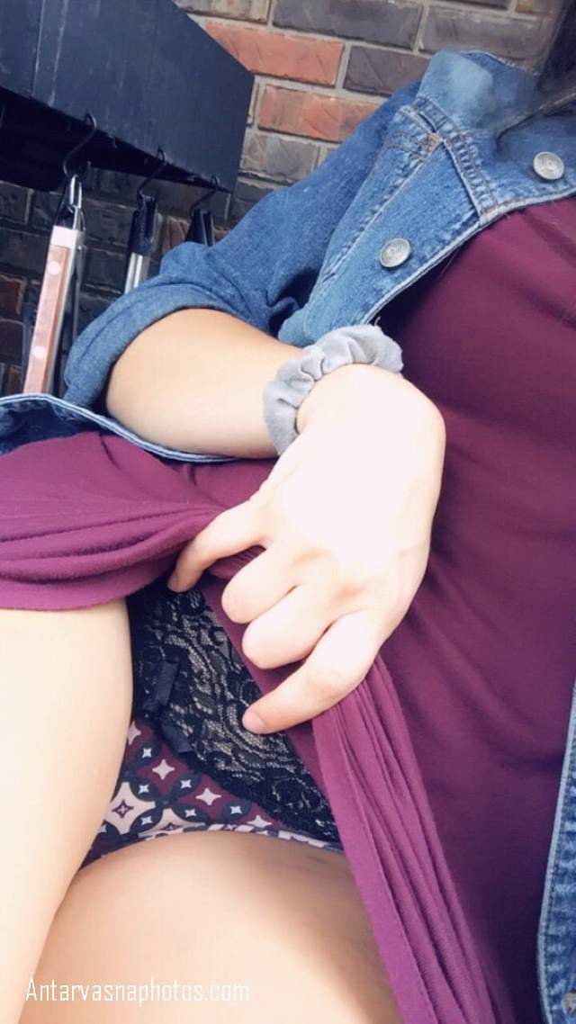 skirt utha panty dikhai