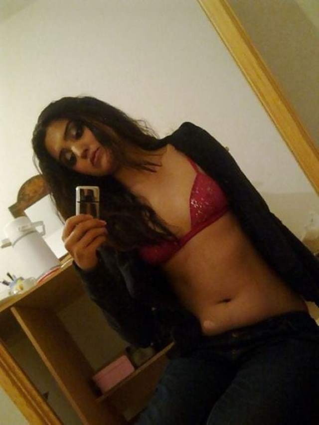 slim beauty prerna apni hot photos click karti
