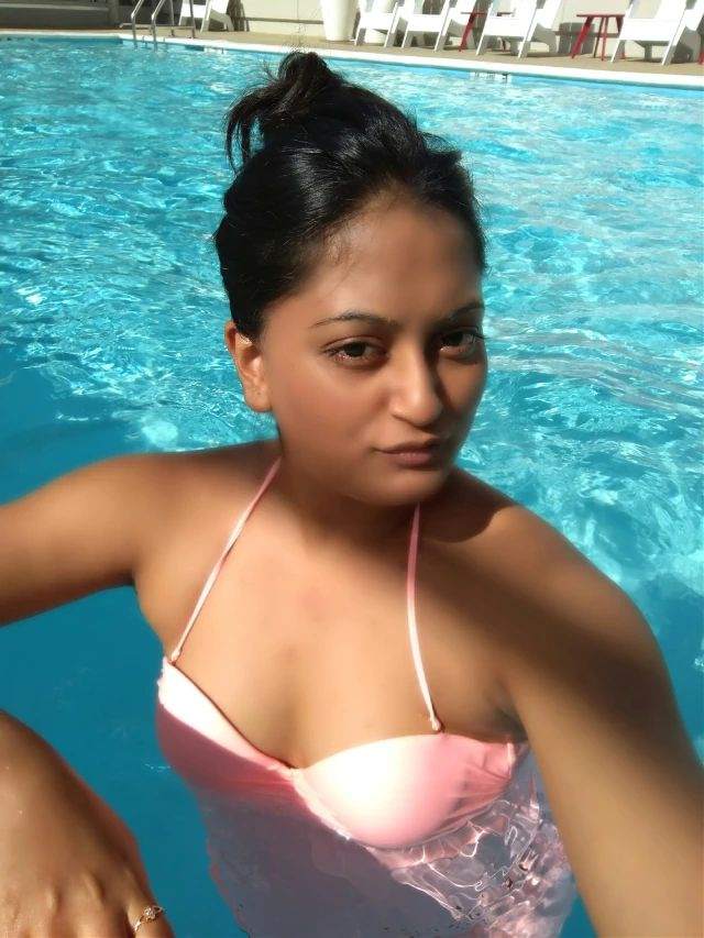 swimming pool me indian sexy aunty
