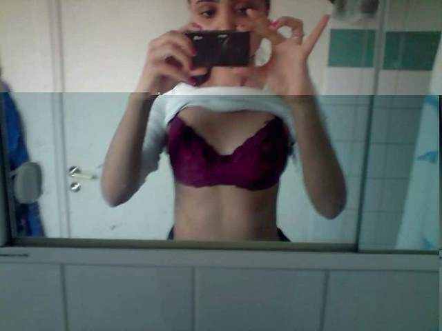 top utha apni maroon bra dikha rahi hai