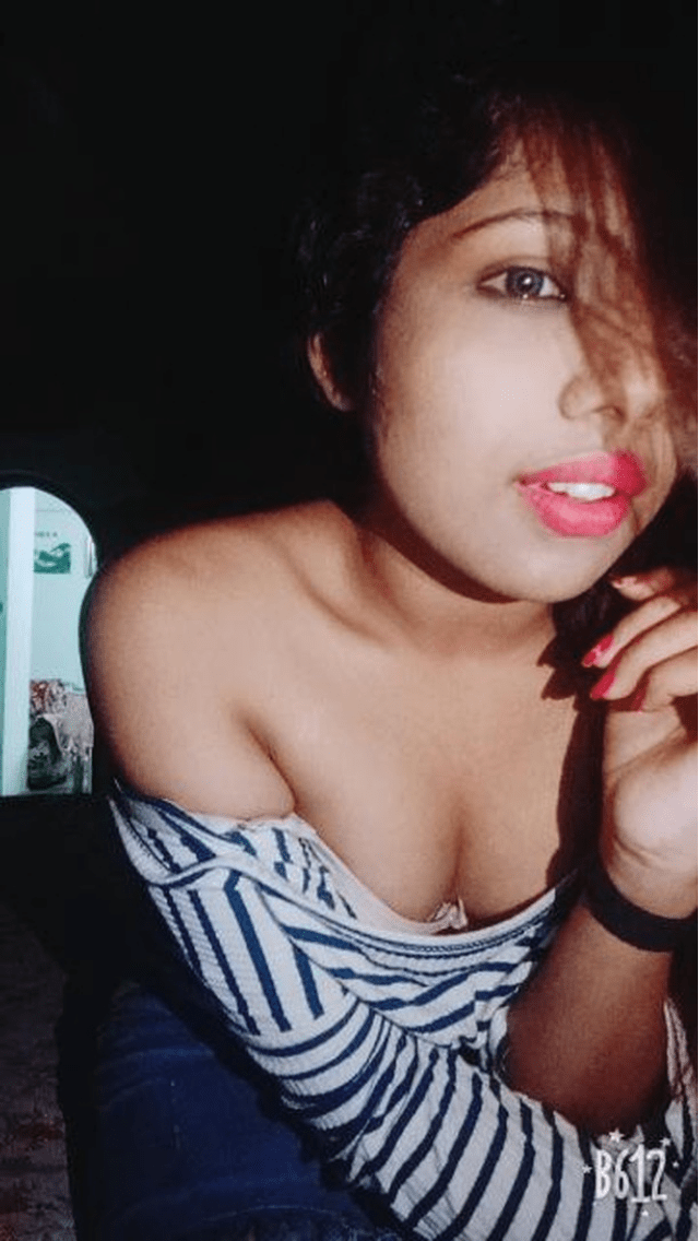 tshirt ko nikal boobs dikhati hot beena