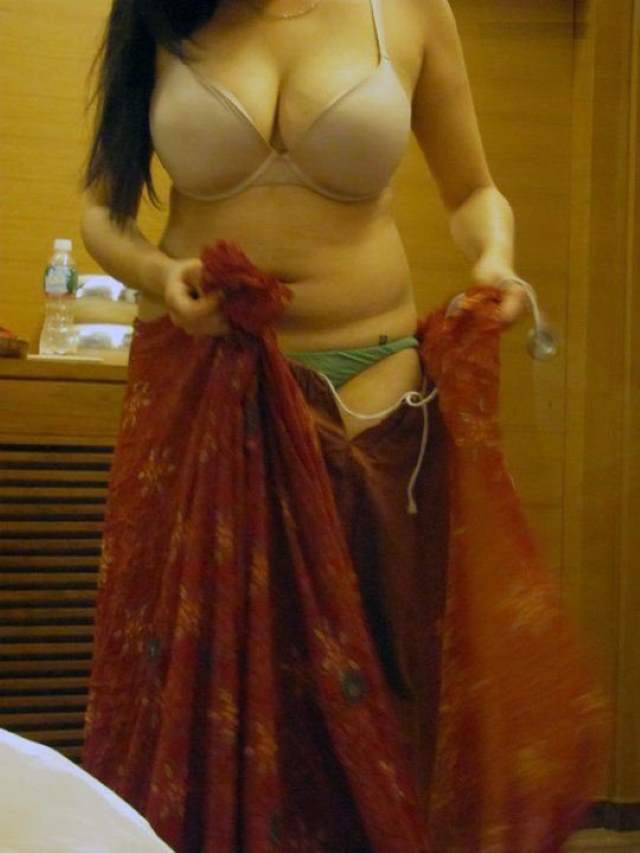 very hot pic in saree