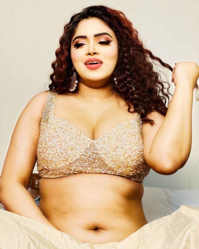 Chudasi bhojpuri model bra panty me sex figure dikhati