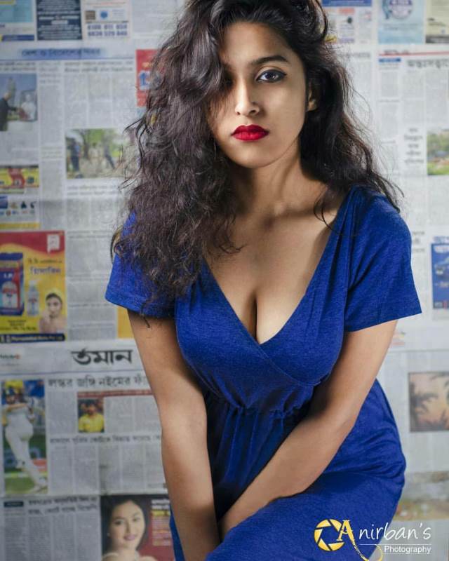 apni hot cleavage ki ghati ke darshan karati bitch