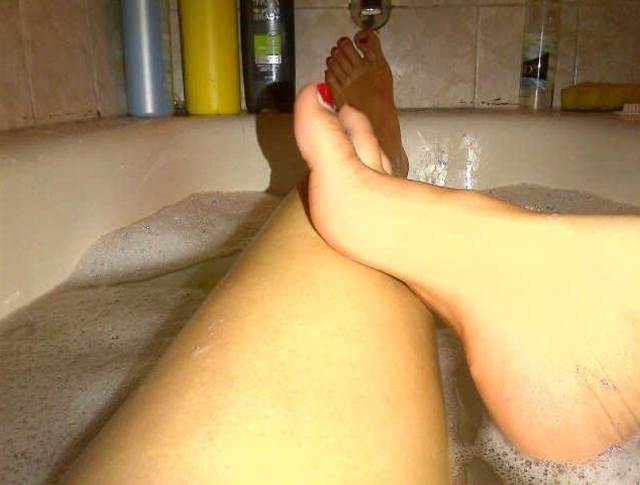 bathtub me nude legs ki selfie leti parul