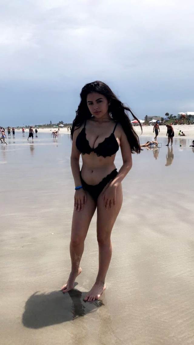 beach me apni jawani ko black bra panty me dikhati sexy babe