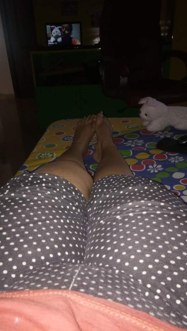 bed par let feet ki pic leti bhabhi