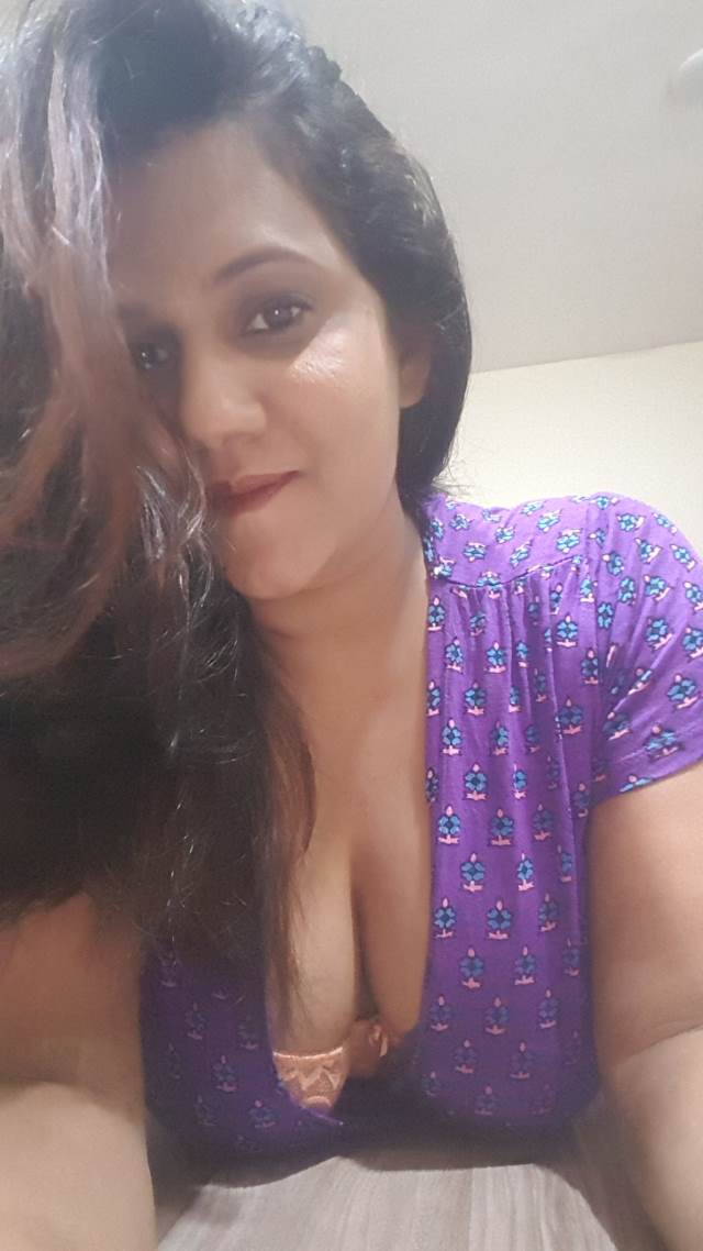 big boobs ki ghati dikhati hot indian aunty pic