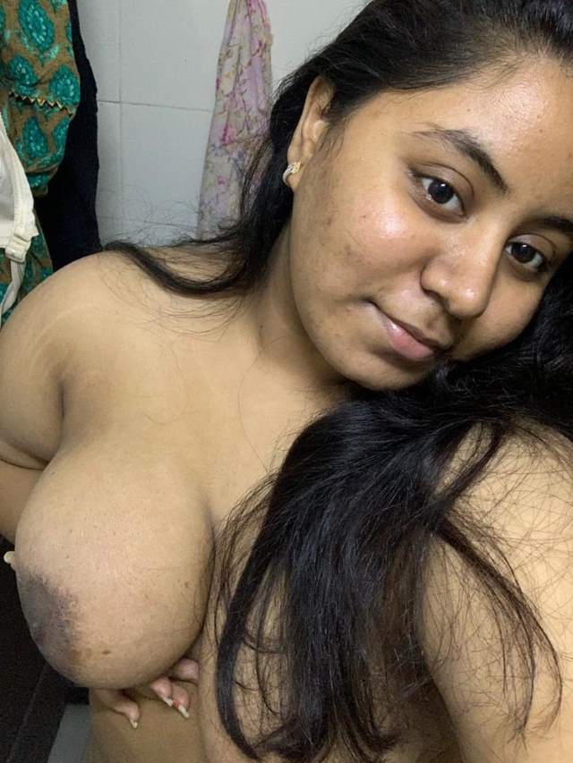 big boobs ko sehla apni pic leti bhabhi