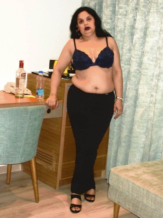 black bra me aunty ki hot pic
