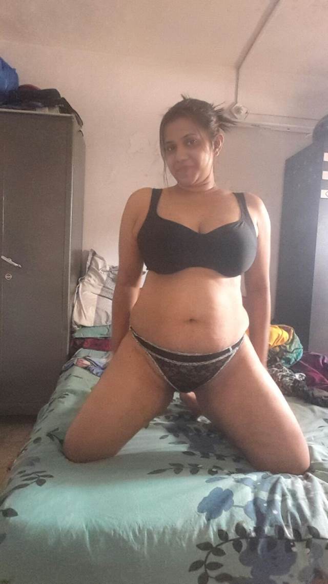 black bra panty me bed par nude desi aunty sexy photo