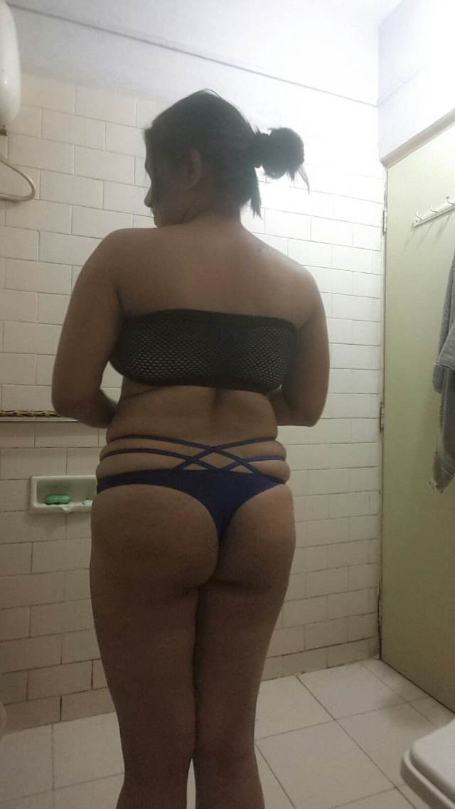 black bra panty me sexy back aur gaand ke pic