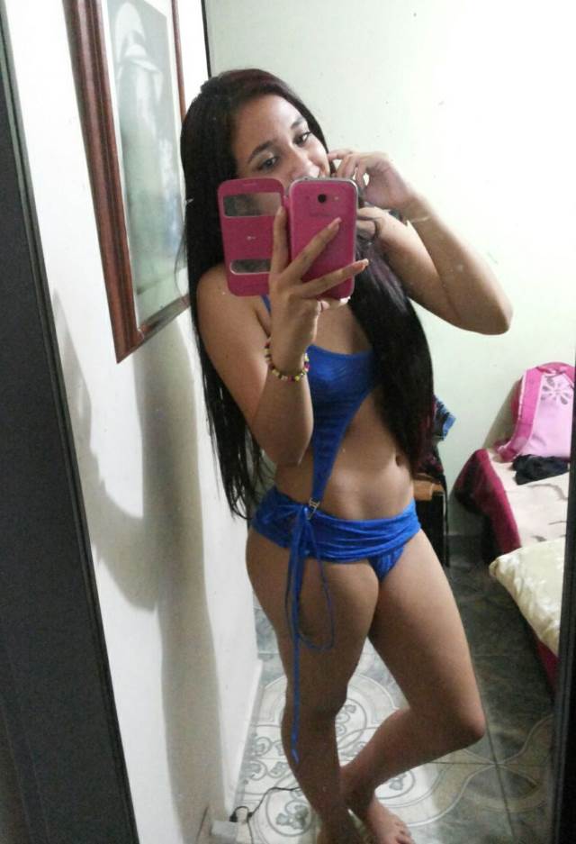 blue bra panty me side se figure dekhti sexy babe