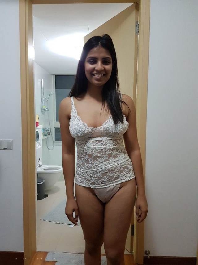 boyfriend se chudai ke baad hot pose deti girl