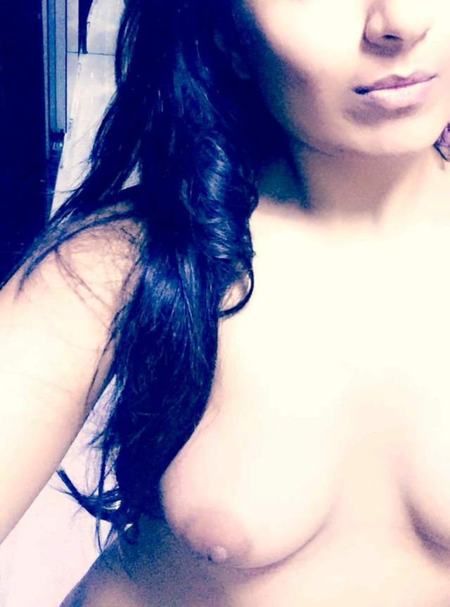 bra khol boob dikhati sexy girl