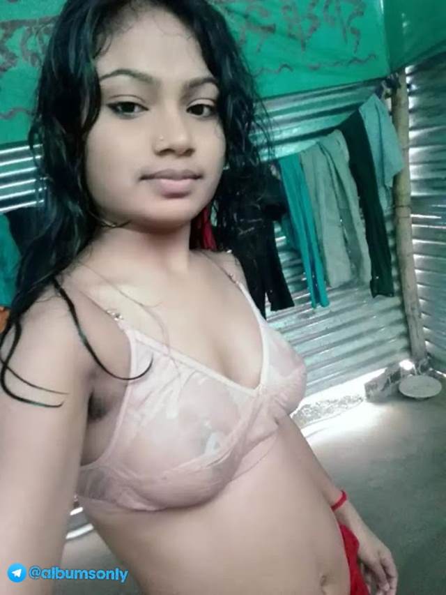 bra me boobs ki selfie leti hot sexy girl