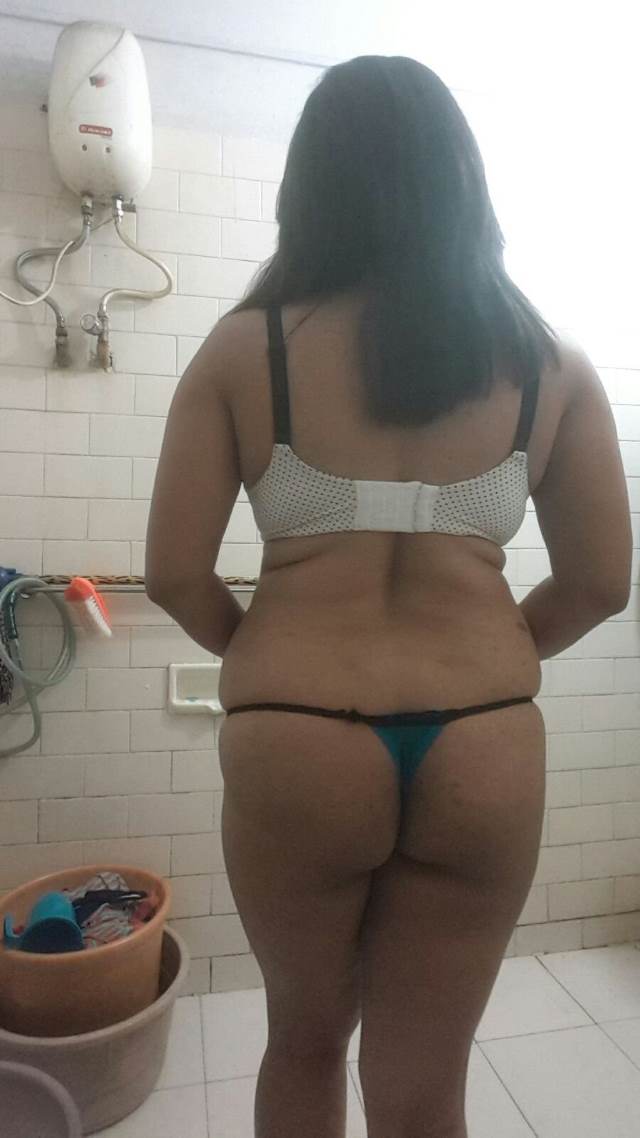 bra panty me aunty ke sexy back ki hot pic