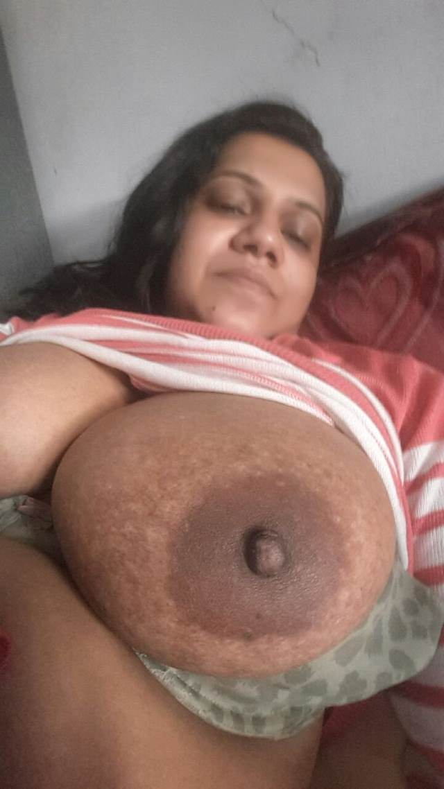 desi aunty nude photos boob bahar nikale hue