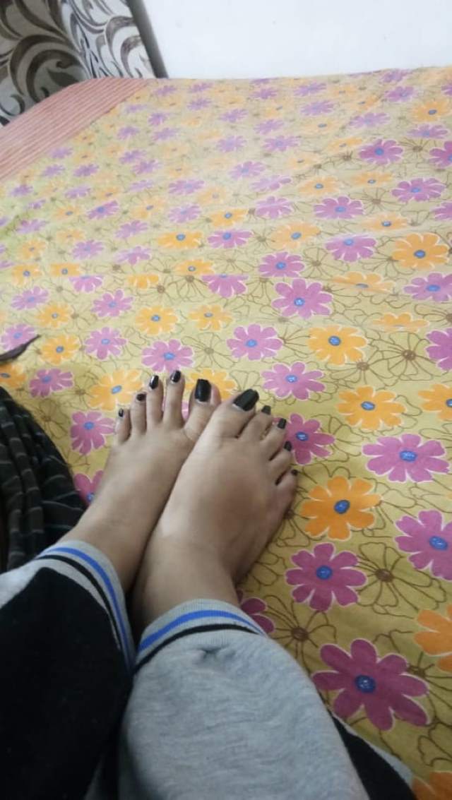 feet me nailpolish laga pic leti bhabhi