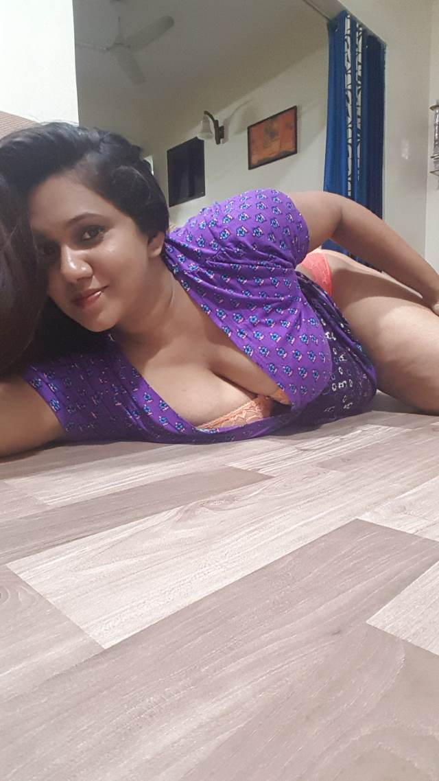 floor me letkar apni cleavage dikha pic leti aunty