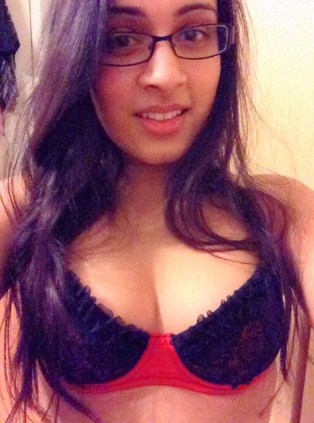 hot indian girl ki perky boobs ke black bra me desi Xxx Photo