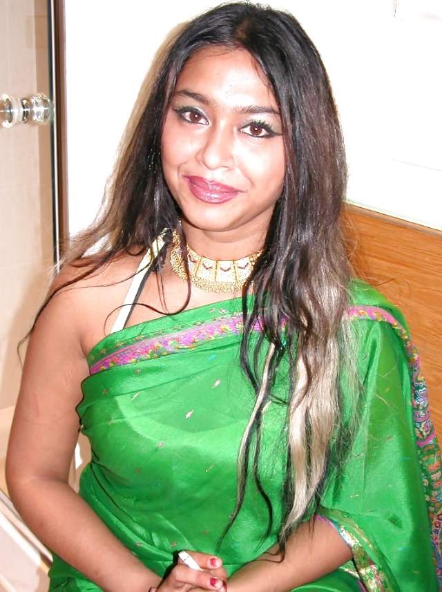 indian aunty saree pic