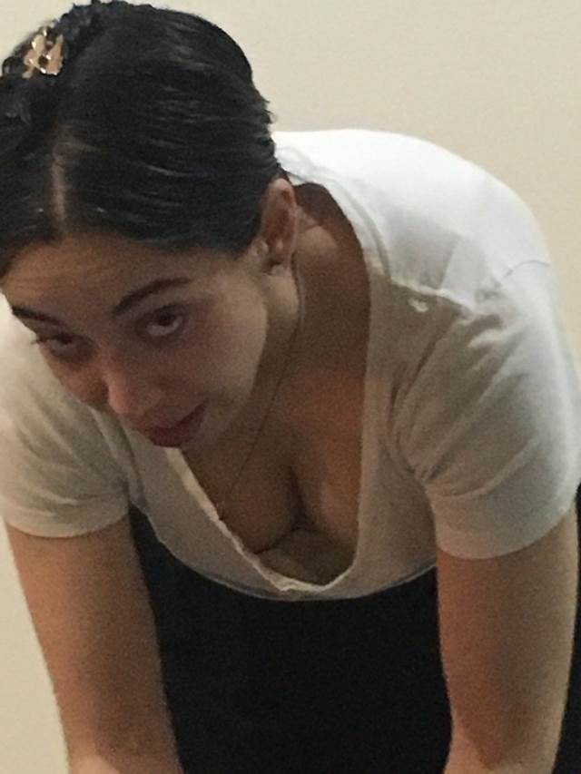 jhukte hi aunty ki sexy cleavage dikhi pic me