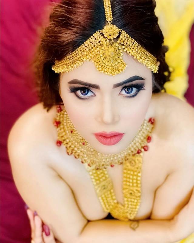 naked bhojpuri model in gold jewellery