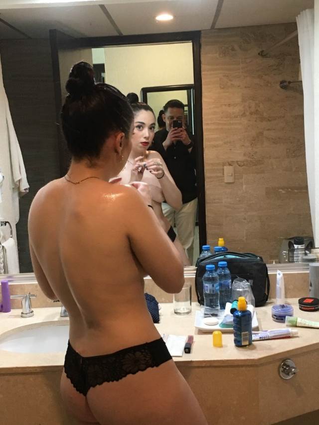 nude aunty bas black panty pahni hai aur pati pic leta hua