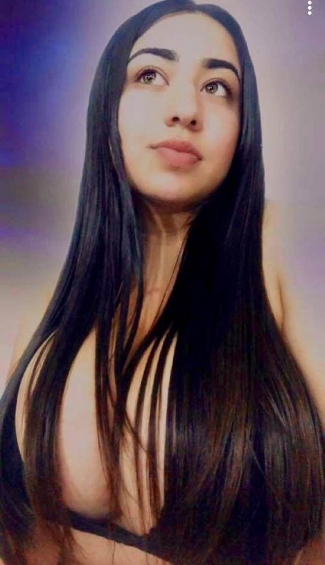 nude girl hairs se apni boobs ko cover karti hui