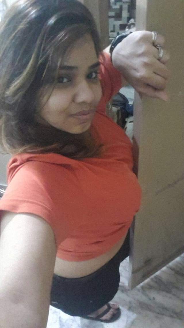 orange top me bhi aunty ke boobs saaf dikh rahe hain