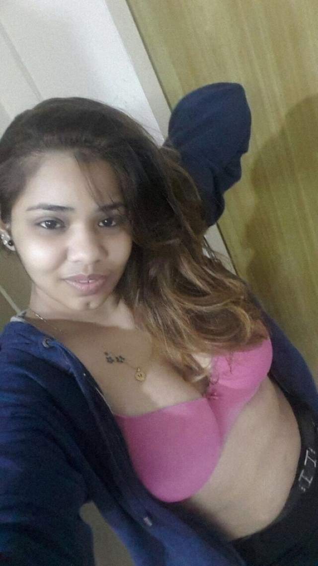 pink bra me apne big boobies ki selfie leti bitch