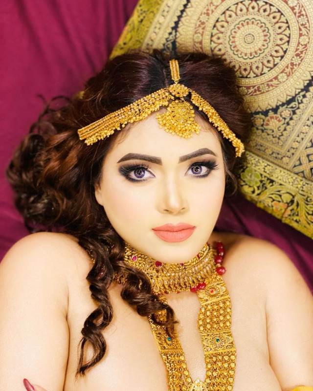 real hot beauty in gold jewellery