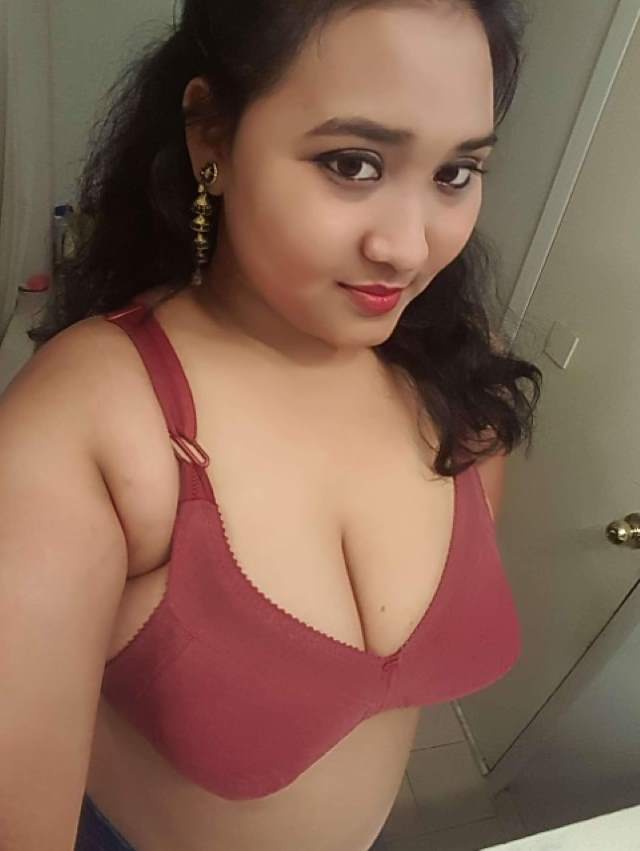 red bra me sexy desi girl ki big tight boobs