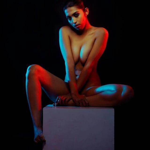 saree utar nude baith pose deti sexy model