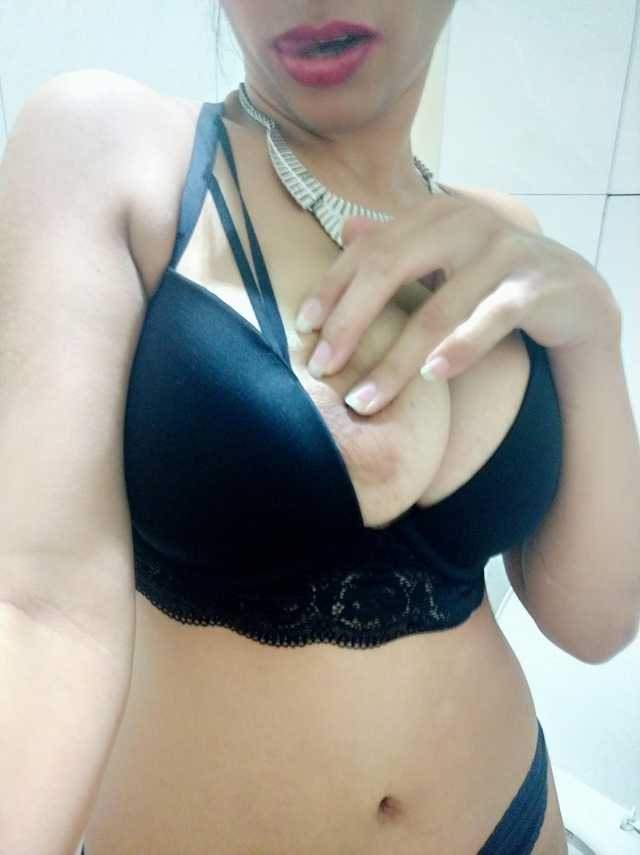 sexy bhabhi erotic pose me boob nikalti hai