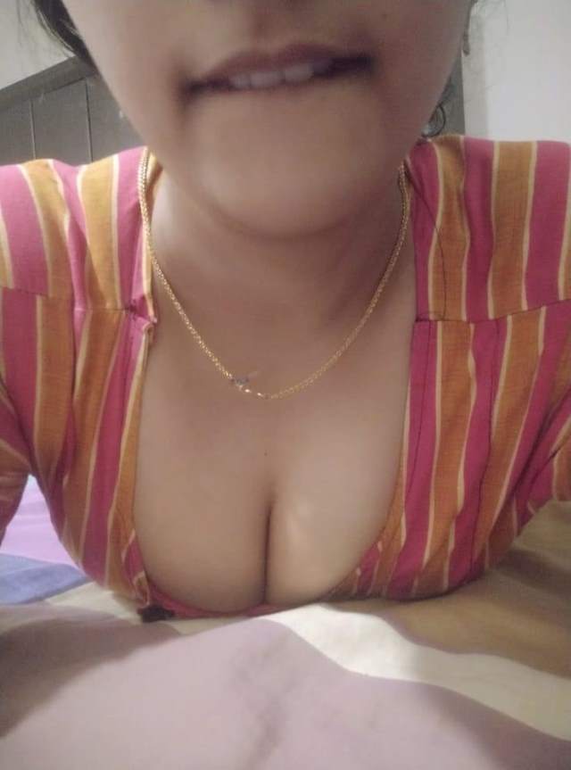 sexy cleavage of desi hot girl