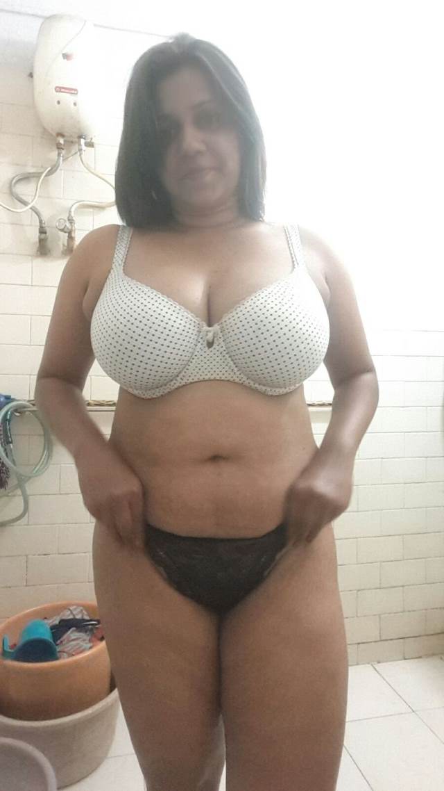 shower lene se pahle black panty white bra me desi aunty nude photos