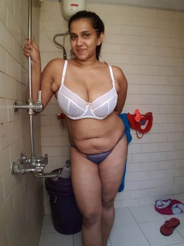 shower lene se pahle nude pic leti aunty
