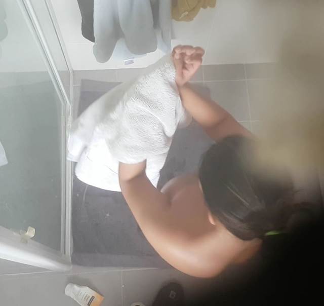 towel se apni body wipe karti nude aunty